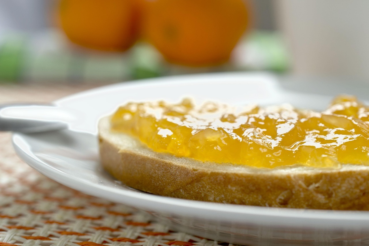 Fällt das Mar­me­la­den­brot wirk­lich immer auf die Sei­te mit der But­ter?