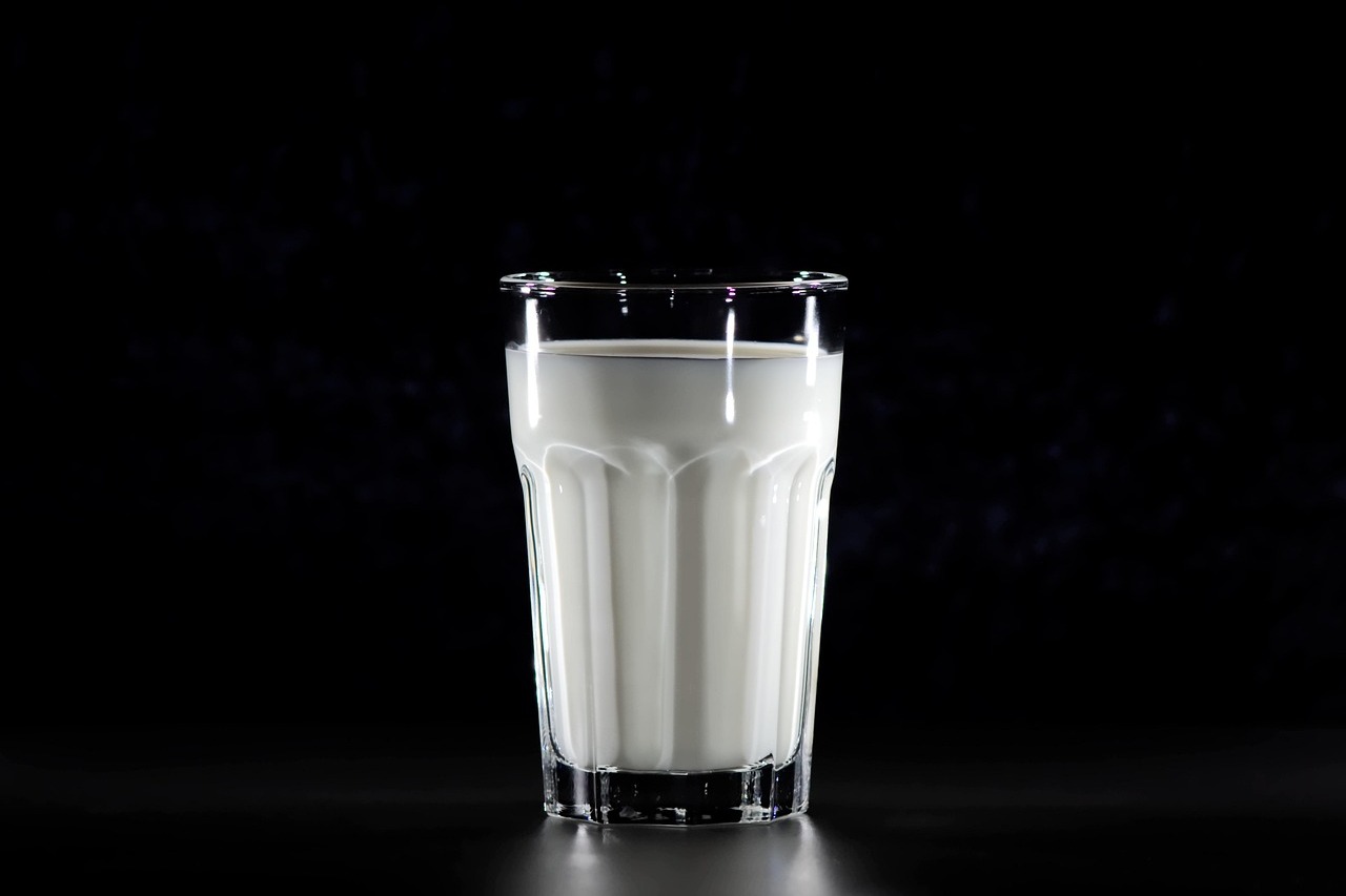 War­um bil­det sich auf erhitz­ter Milch eine Haut?