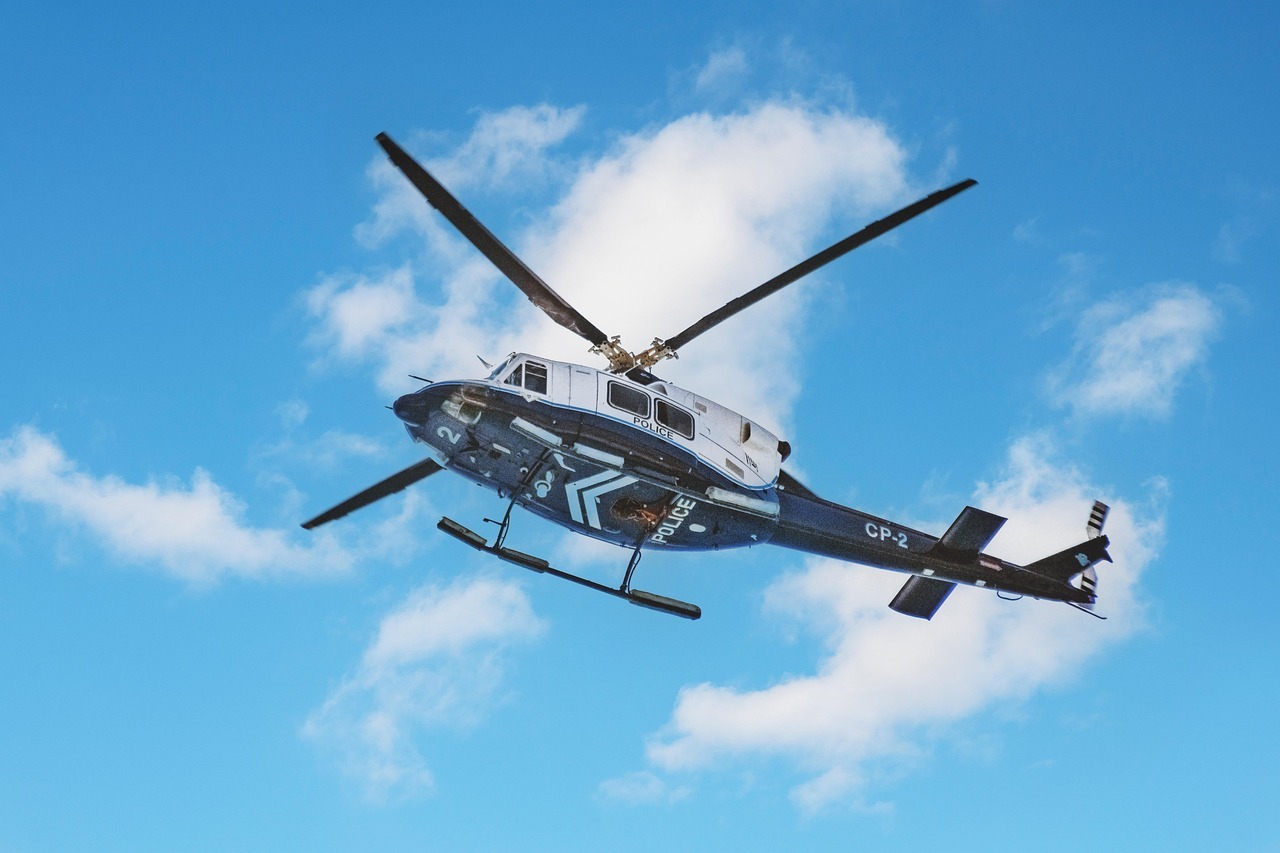 Wie fliegt ein Hub­schrau­ber?