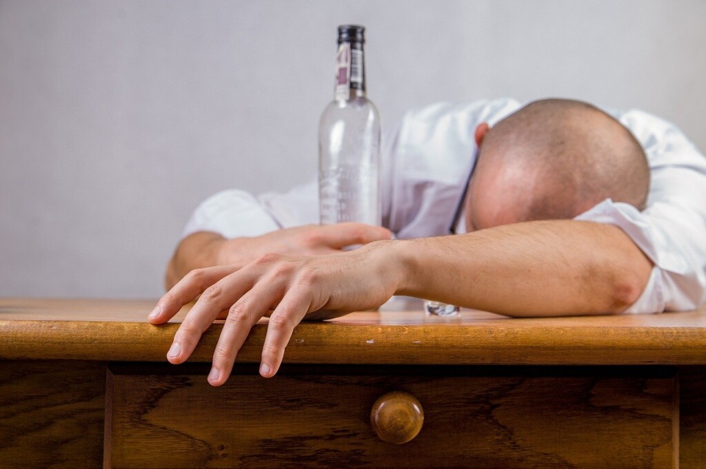 Tötet Alko­hol Gehirn­zel­len ab?
