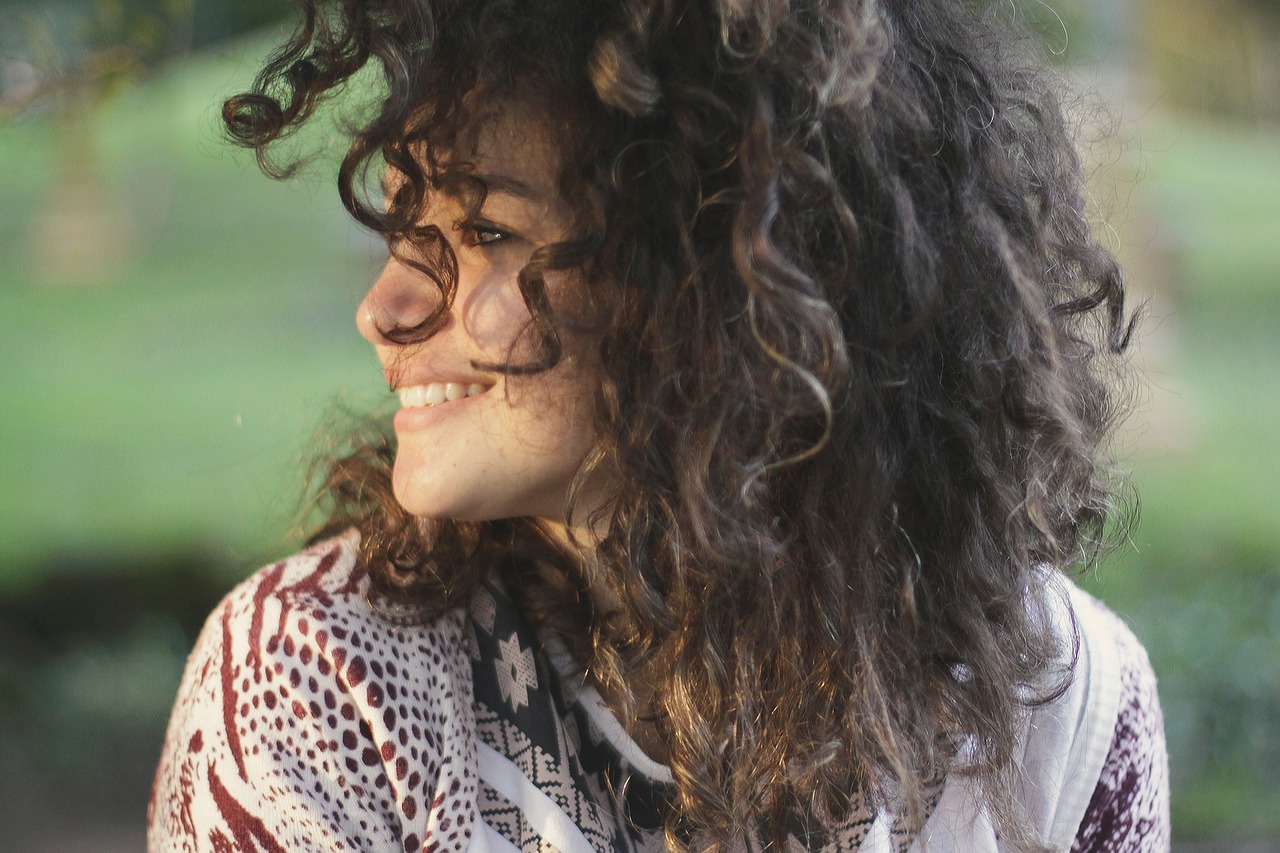Wie ent­ste­hen Locken?