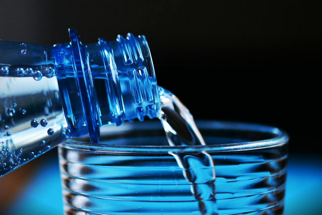 Muss man wirk­lich zwei Liter pro Tag trin­ken?
