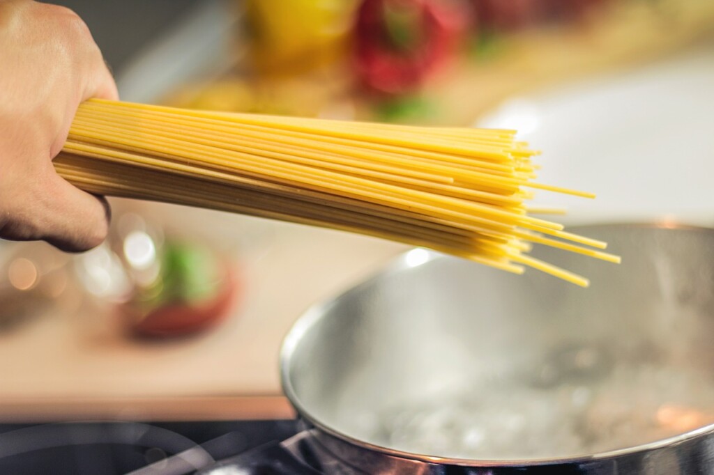 War­um wer­den Nudeln beim Kochen weich?