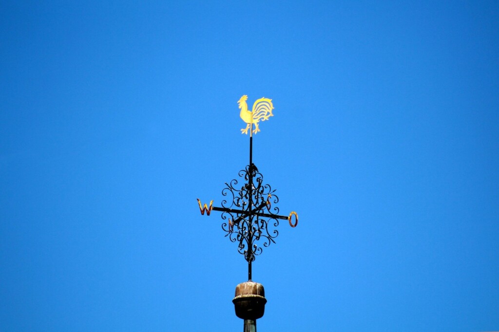 War­um steht häu­fig ein Hahn auf dem Kirch­turm?